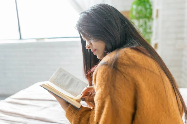 Evde Kitap Okuyan Kıdemli Bir Kadın Yakın Çekim — Stok fotoğraf