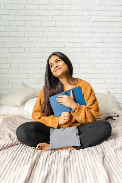Chica Leyendo Libro Cama Sonriendo Feliz Relajado Día Ocio Casa —  Fotos de Stock