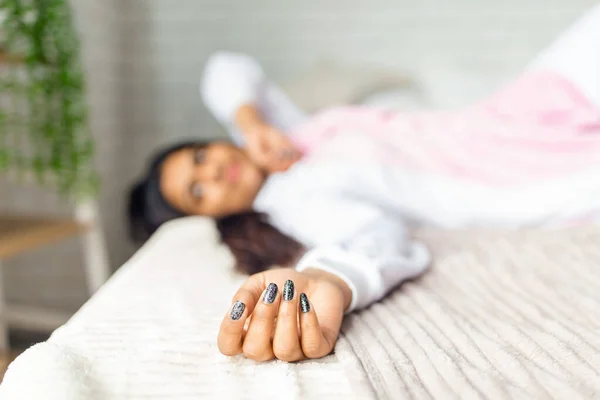 Jonge Vrouw Ligt Het Bed Geniet Van Ochtend Hand Hand — Stockfoto