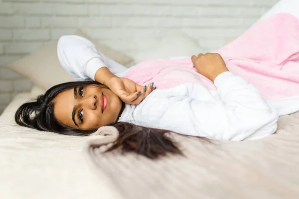 Jonge Indiaanse Vrouw Ligt Een Bed Thuis Kijkt Uit Het — Stockfoto