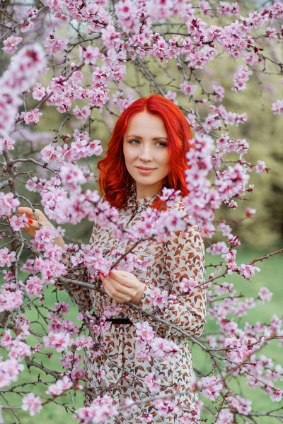 Belle Jeune Femme Souriante Heureuse Avec Sur Fond Arbre Fleurs — Photo