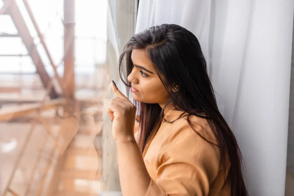 Jonge Indiaanse Vrouw Kijkt Weemoedig Uit Het Raam Dromen Van — Stockfoto