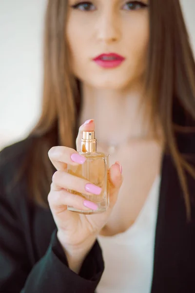 Linda Jovem Mulher Pulverizando Perfume Enquanto Olha Para Câmera — Fotografia de Stock