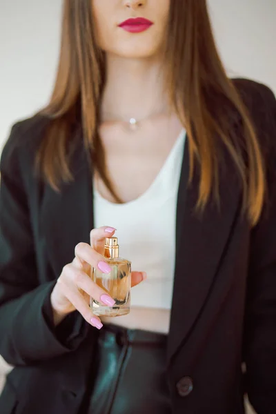 Güzel Genç Bir Kadın Kameraya Bakarken Parfüm Sıkıyor — Stok fotoğraf