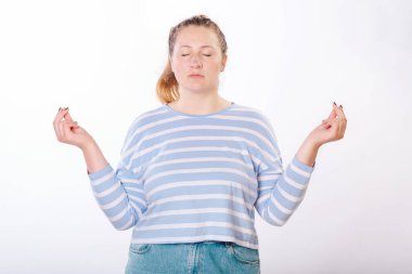 Sakin ve rahat ifadeli bir kadın kolajı, yoga pozisyonunda kollarını açarak duruyor.