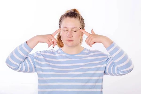 Jonge Vrouw Houden Haar Vingers Naar Haar Tempels — Stockfoto