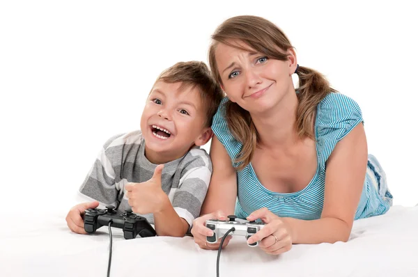 Familia feliz jugando un videojuego — Foto de Stock