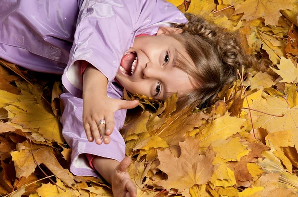 Mädchen mit gelbem Laub — Stockfoto