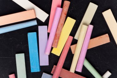 Kara tahta renkli tebeşir ile