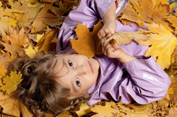 Flicka med gula blad — Stockfoto