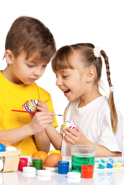 Kinder mit Ostereiern — Stockfoto