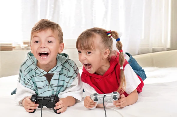 Glückliche Mädchen und Jungen spielen ein Videospiel — Stockfoto