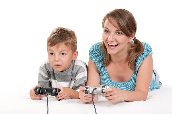 Famiglia felice giocare a un videogioco — Foto Stock