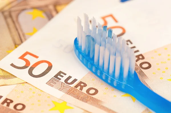 Euro en tand borstel — Stockfoto