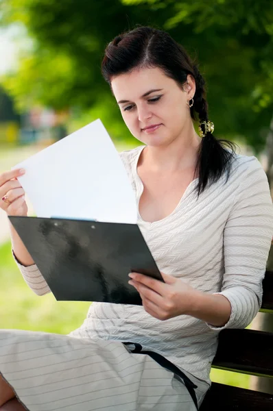 Junge Geschäftsfrau — Stockfoto