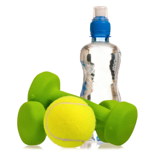 Теннисный мяч с гантелями и водой — стоковое фото