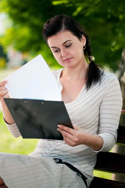 Jeune femme d'affaires — Photo