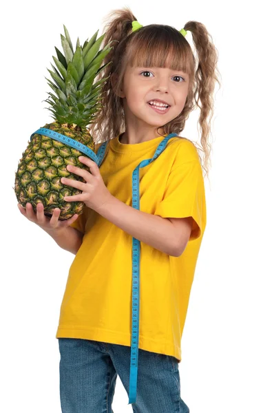 Bambina con ananas — Foto Stock