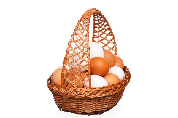 Jajka w koszyku wiklinowym — Zdjęcie stockowe