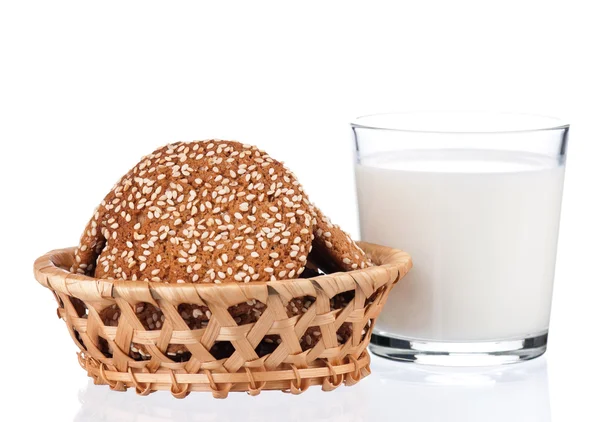 Vaso de leche con galletas —  Fotos de Stock