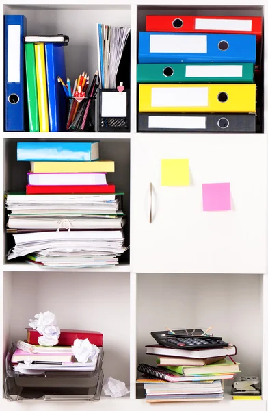 Foldery na półkach — Zdjęcie stockowe