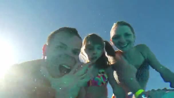 Семья в бассейне — стоковое видео
