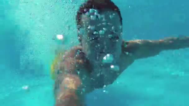 Hombre en la piscina — Vídeo de stock