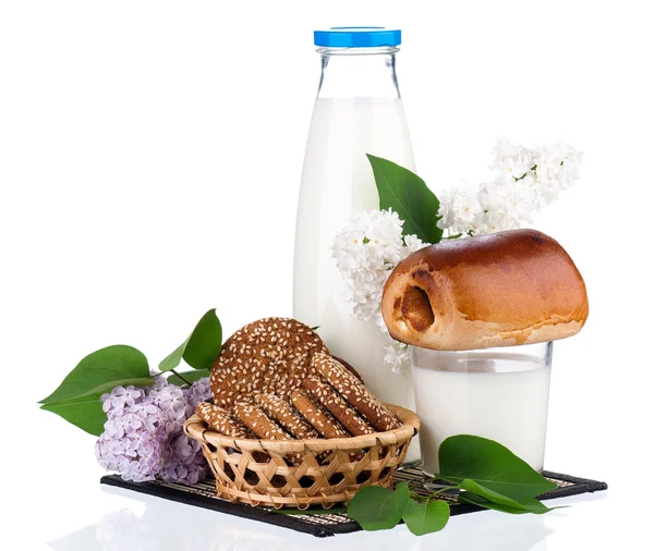 Milk with cookies and lilac flowers — Stock Photo, Image