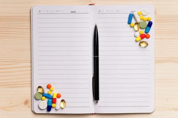 Pills and paper — Stock Photo, Image