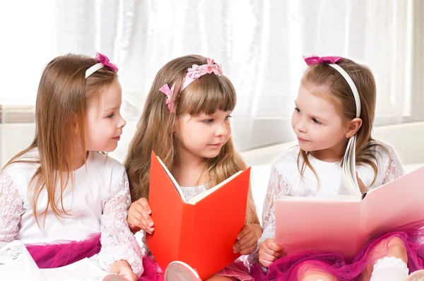 Meisjes lezen van boek — Stockfoto