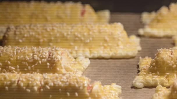 4K Time Lapse av bakning av smördeg i ugn — Stockvideo