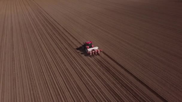 Трактор на роботі в полі — стокове відео