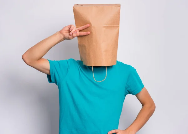 종이 가방을 머리 위로 들고 있는 소년 — 스톡 사진