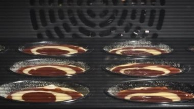 Fırında çikolatalı keklerin pişirilme süreci zaman aşımı