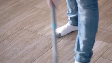 Kadın yıkar zemin paspası