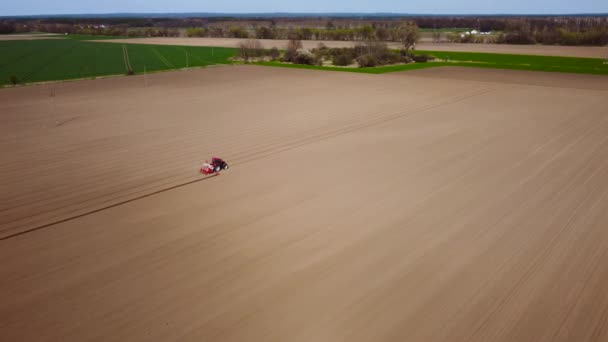 Tractor en el trabajo en el campo — Vídeos de Stock