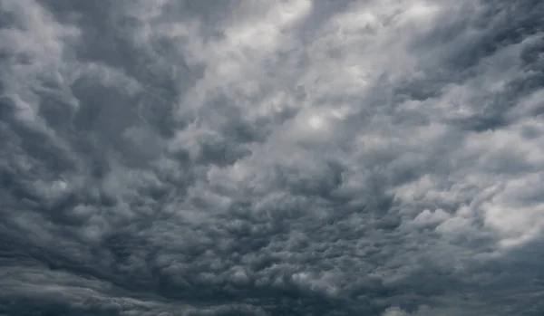 Nuvens de tempestade escura — Fotografia de Stock