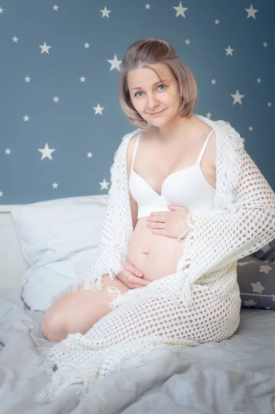 Embarazada en la cama — Foto de Stock