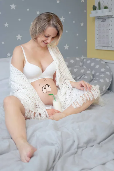 Těhotná s mlékem v posteli Royalty Free Stock Obrázky