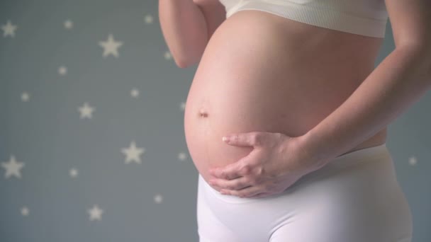 Femme enceinte avec un verre d'eau — Video