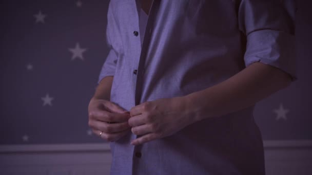 Mulher grávida desabotoa camisa — Vídeo de Stock