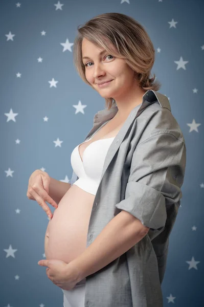 Kobieta w ciąży w koszuli — Zdjęcie stockowe