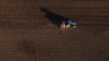 Traktör iş başında.