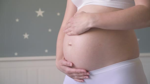 Massage van de buikhuid van zwangere vrouw — Stockvideo