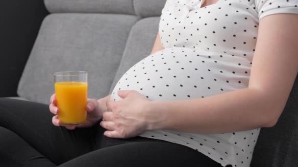 Mujer Embarazada Sosteniendo Vaso Con Jugo Naranja Bebiendo Mientras Está — Vídeos de Stock