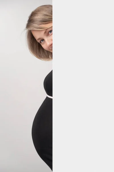 Gravid Kvinna Som Kikar Genom Vit Vägg Happy Pregnant Woman — Stockfoto