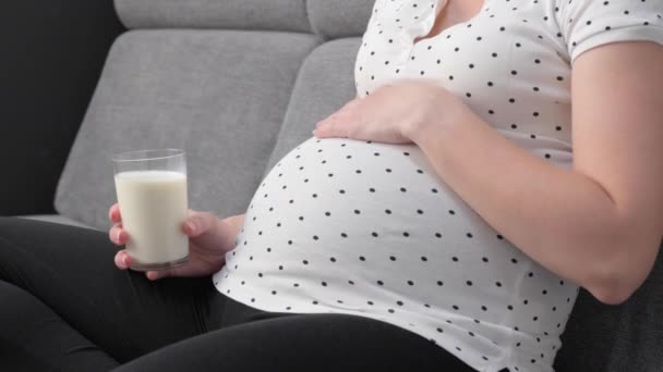 Zwangere Vrouw Met Afstandsbediening Die Thuis Kijkt Terwijl Bank Zit — Stockvideo
