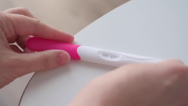 Γυναικεία Χέρια Που Κρατάνε Τεστ Εγκυμοσύνης Γυναίκα Κάνοντας Δοκιμή Αποτέλεσμα — Αρχείο Βίντεο