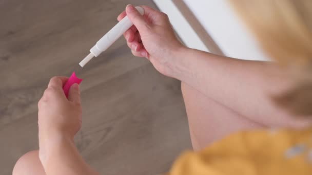 Αναγνωρίσιμη Γυναίκα Που Κάνει Τεστ Εγκυμοσύνης Στο Μπάνιο Κορίτσι Που — Αρχείο Βίντεο