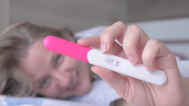 Lycklig Kvinna Liggande Sängen Och Visa Graviditetstest Resultat Selektivt Fokus — Stockvideo